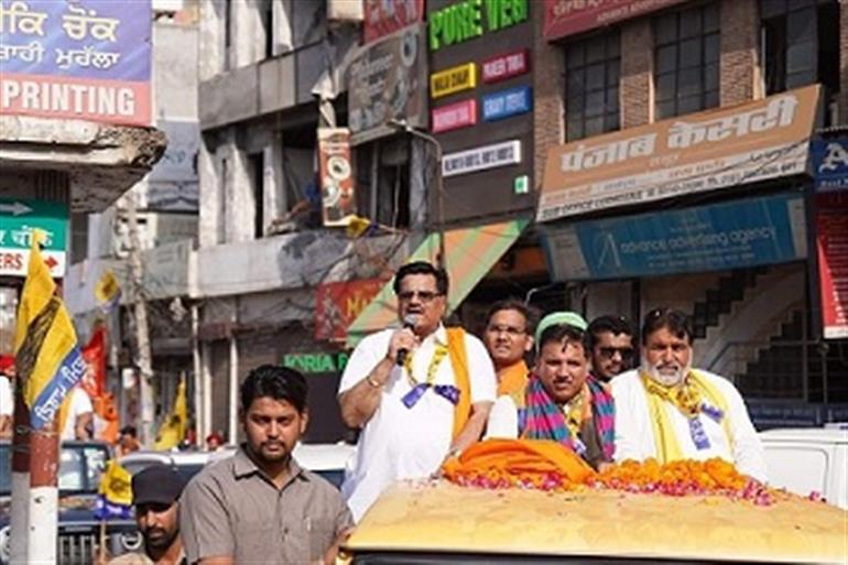 On the final day of the election campaign, Ashok Parashar Pappi commenced his campaigning and expressed gratitude to everyone.