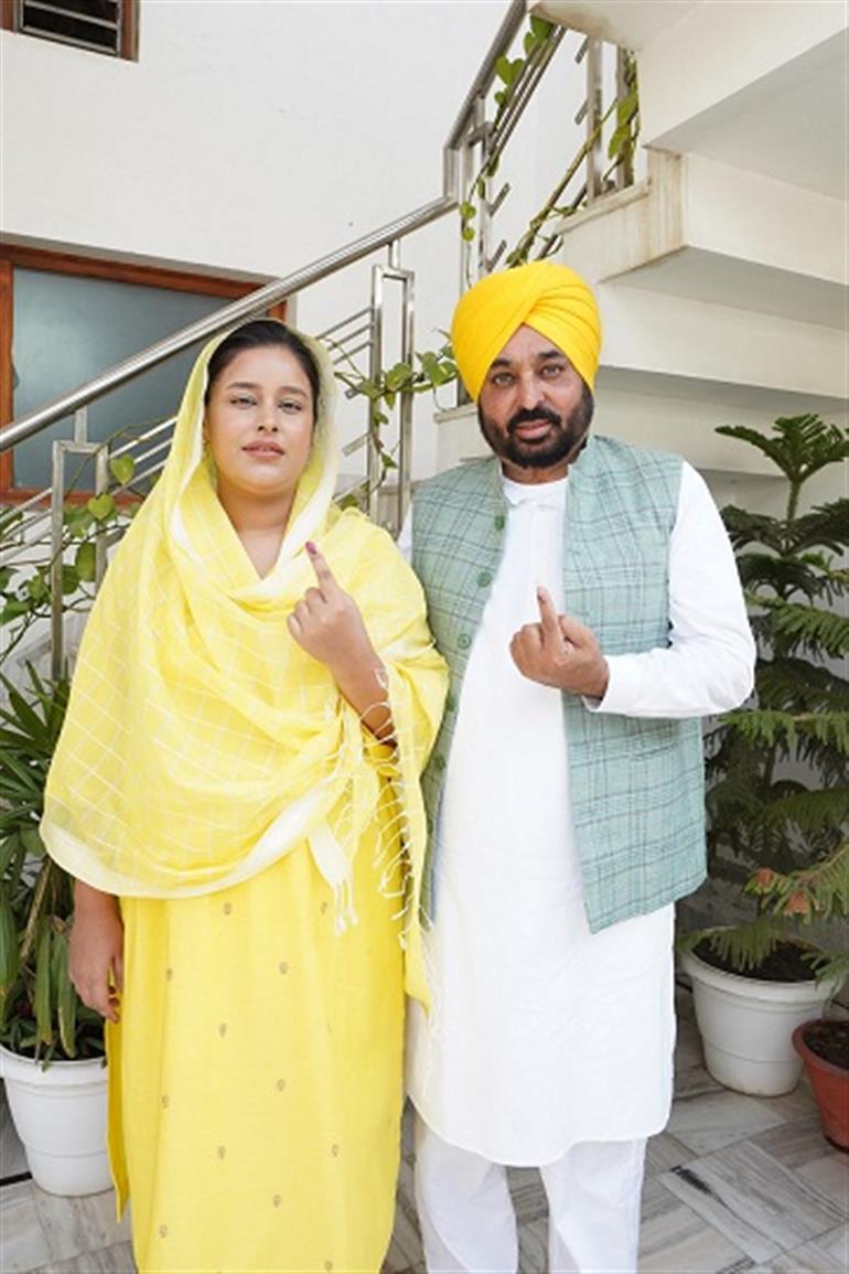CM Maan along with his family stood in queue in Mangwal (Sangrur) and cast his vote