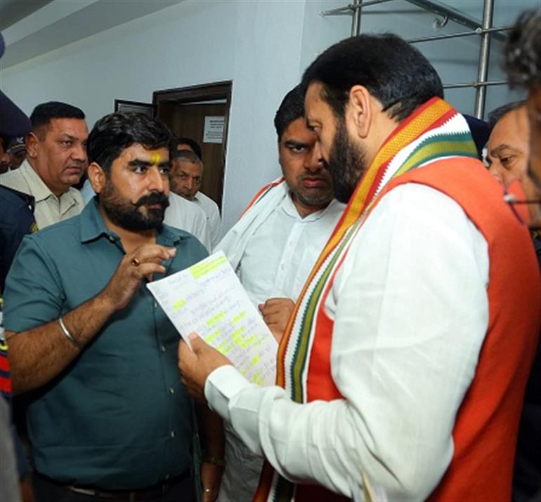 Public issues related to govt departments will now be resolved at priority, CM
