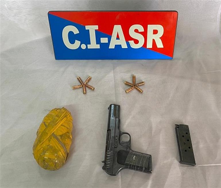 Police busts trans-border narcotic smuggling network ; three held with 8kg heroin