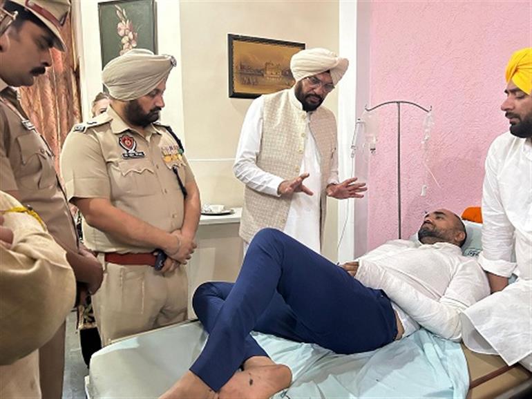  Dhaliwal reached Amritsar hospital to meet the NRI family who were victims of attack in Himachal