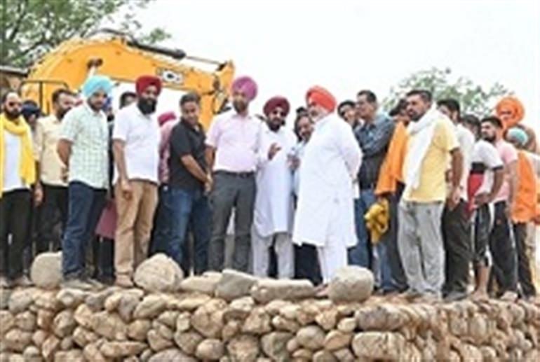 Water Resources Jouramajra reviews ongoing strengthening work of Ghaggar Bandh at Tiwana, Alamgir and Amlala