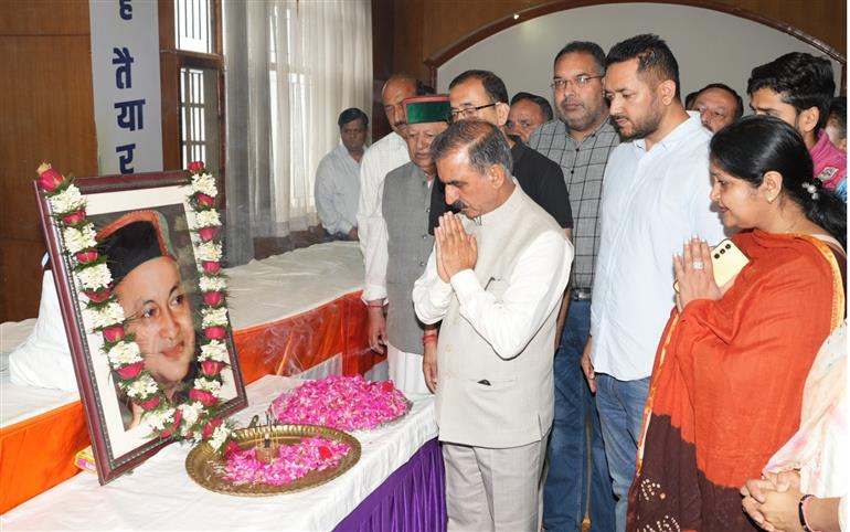 CM pays floral tribute to former CM Virbhadra Singh on his birth anniversary
