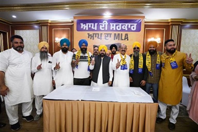 Big jolt to Congress and BJP in Jalandhar! Many leaders of both parties joined &39;AAP&39;