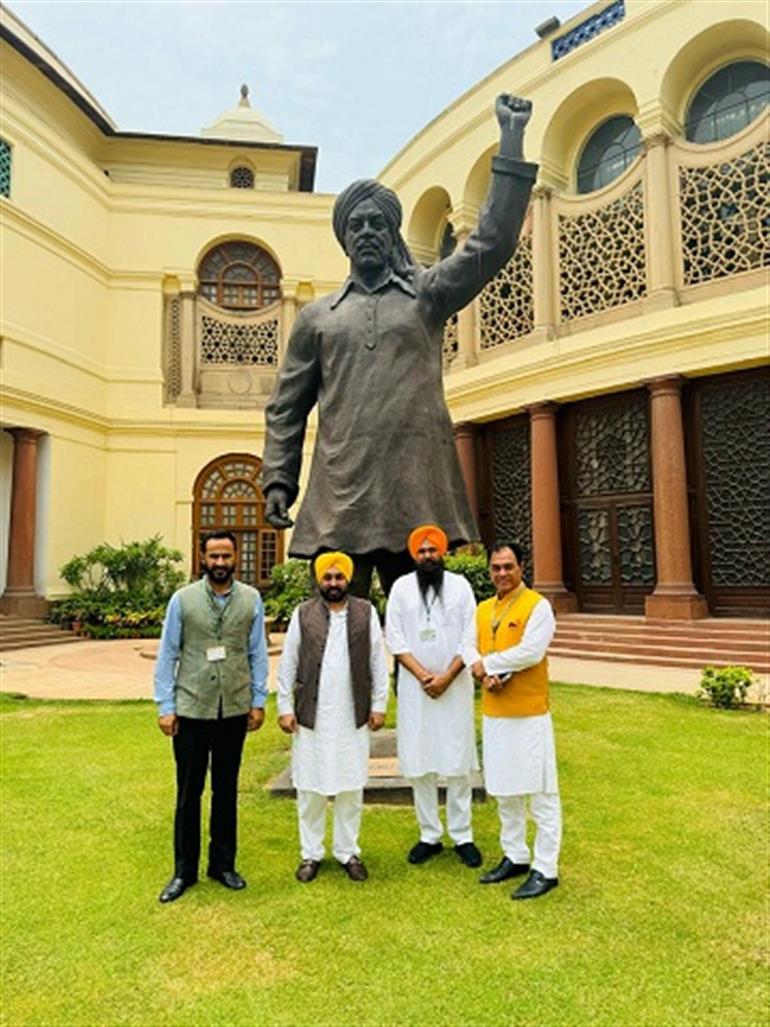 Bhagwant Mann reached Parliament on the occasion of the swearing-in ceremony of AAP MPs