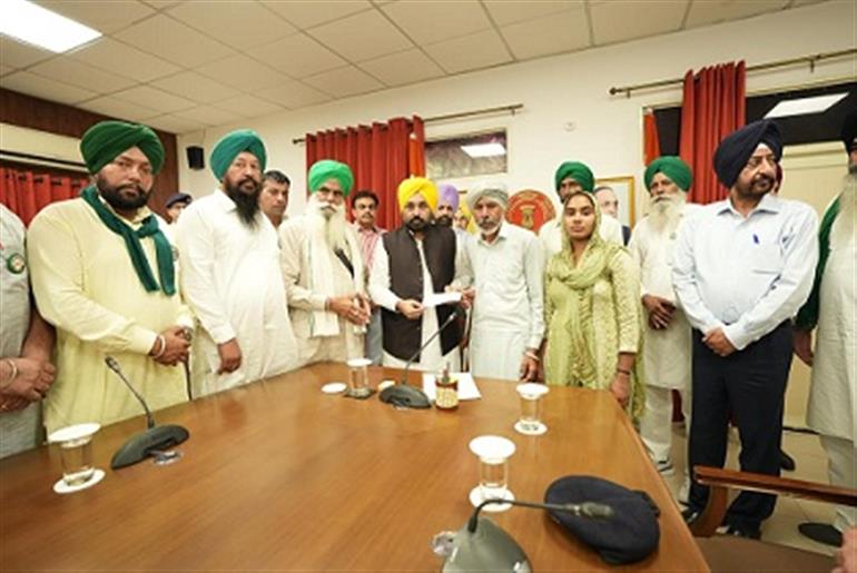 CM hands over cheque of Rs 1CR and appointment letter of govt job to sister of Suhbhkaran Singh