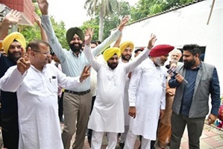 &39;AAP&39; leaders celebrated the victory of Jalandhar West by-election at the party office Chandigarh