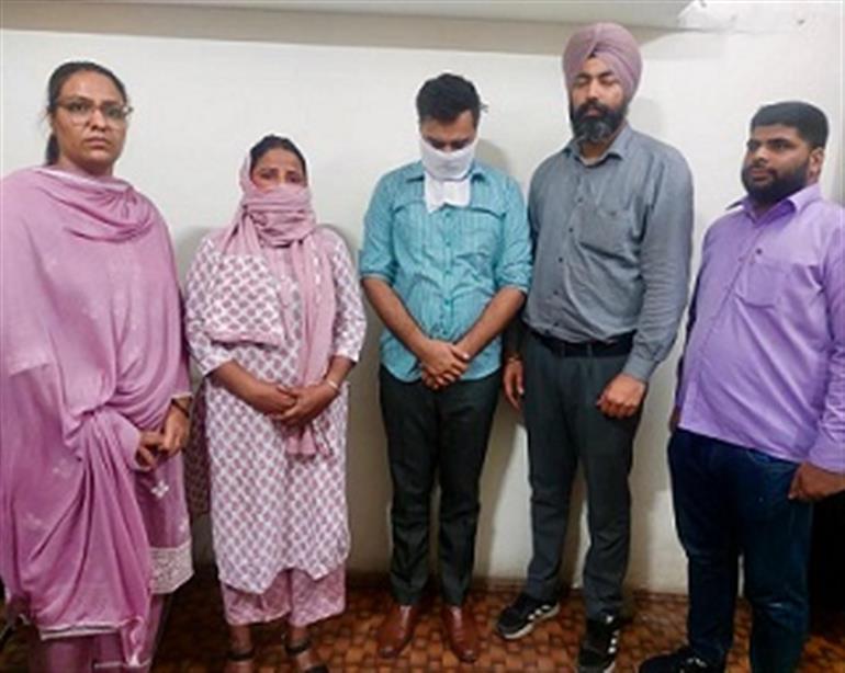 Vigilance arrests ACP Ludhiana, her Reader attempting to take Rs 30,000 bribe
