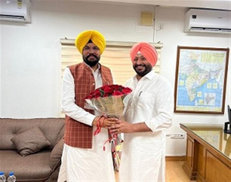  Dhaliwal meet Ravneet Bittu, requesting personal intervention to link Ajnala-Ballaharwal border region to rail network