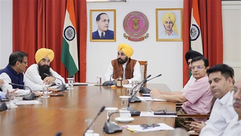 Recuperating well CM chairs meeting to check paddy straw management