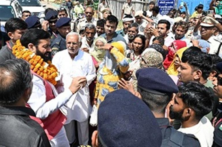 CM&39;s surprise halt at Bhaini Maharajpur delights villagers