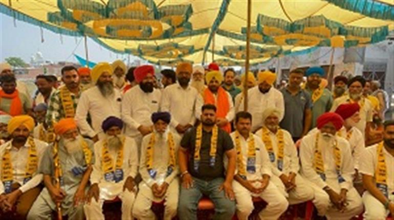 Major blow to Akali Dal and Congress in village Makhan Windi