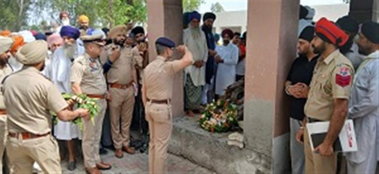 DGP attends cremation of Martyr SI Charnjit Singh, Pays rich tributes