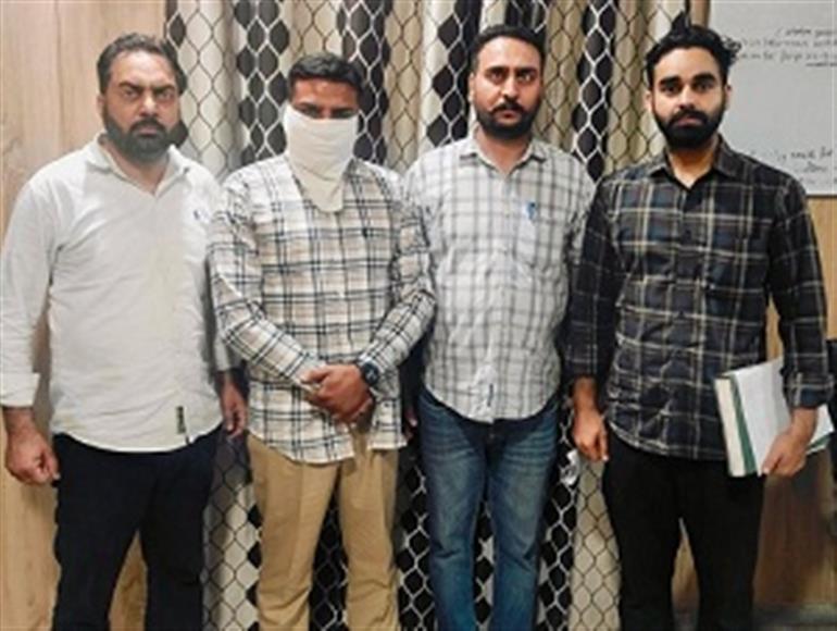 Vigilance Bureau arrests SHO red handed taking Rs 25000 bribe - Demanding Rs one lakh bribe