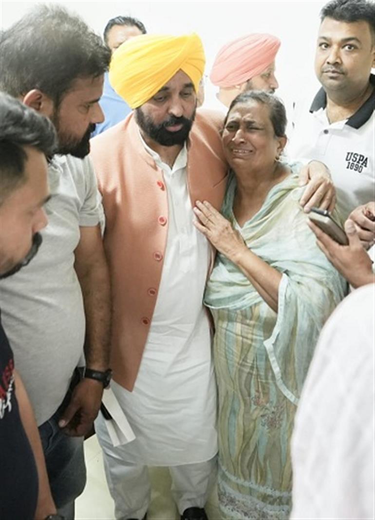CM Offers Healing Touch to Bereaved Families in Samana