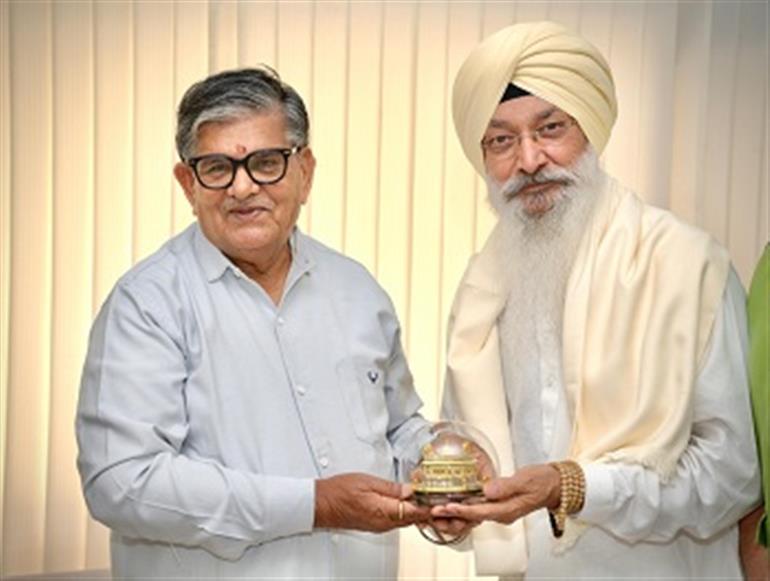 Punjab Governor honours Padma Shri Bhai Harjinder Singh Ji (Srinagar Wale) at Raj Bhavan