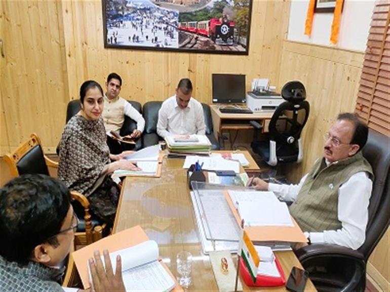 Himachal : Need for promoting handicrafts, handloom products: Industries Minister