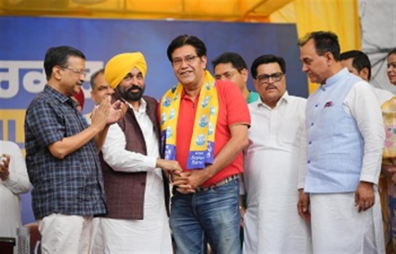 Congress Leader Sunil Kapoor Joins AAP