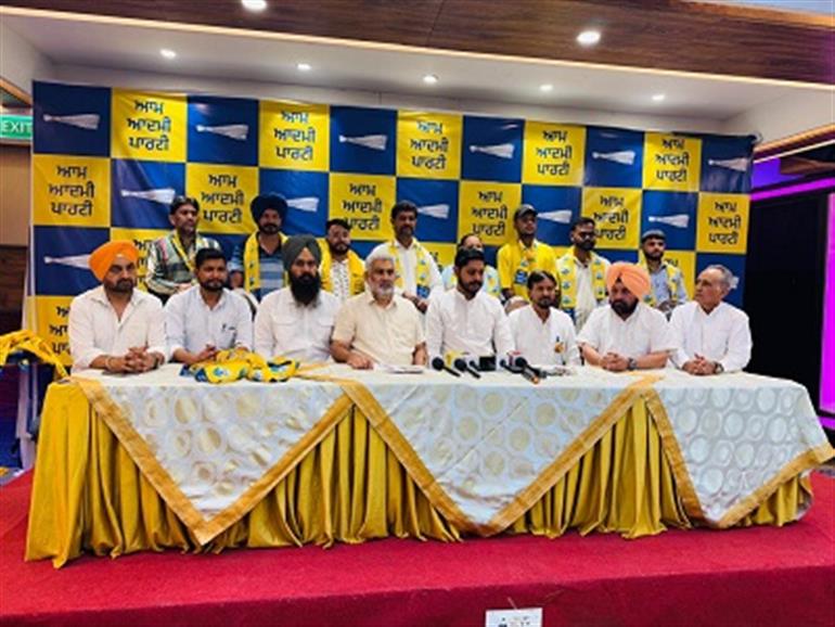 Congress Suffers a Major Blow in Ludhiana West; Hundreds of Congress Leaders Join AAP