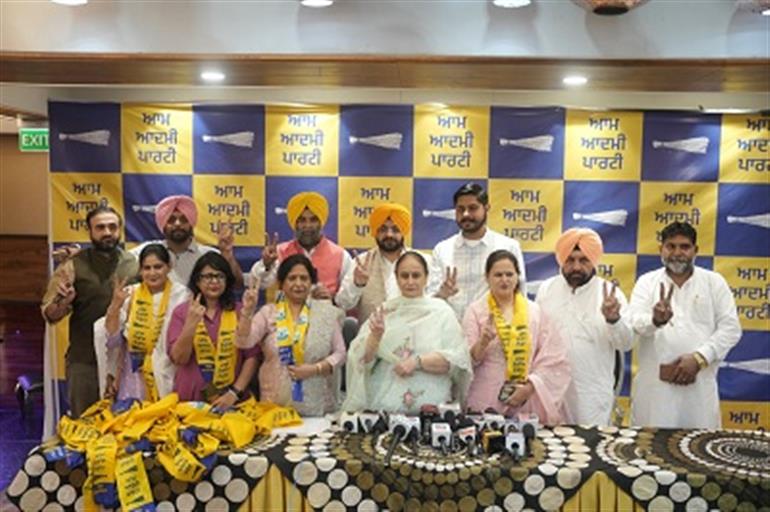 Congress-Akali Leaders, Along With Prominent Social Figures, Join the Party