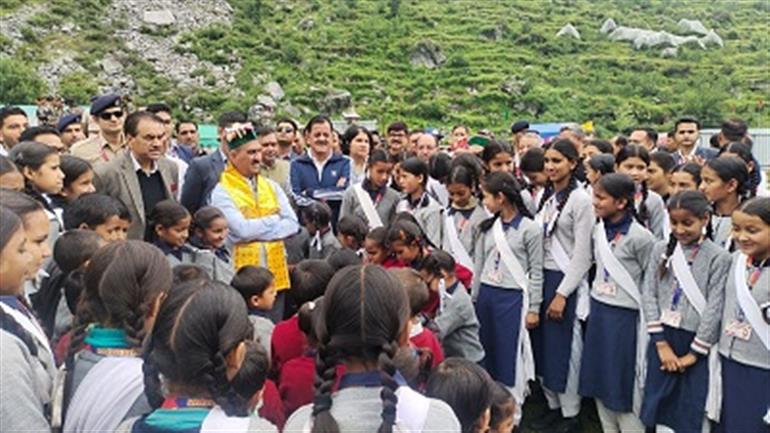 Teachers must focus on providing practical knowledge to the children: Chief Minister