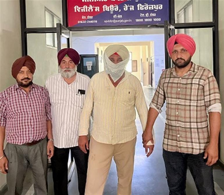 Vigilance Bureau arrests police SI taking Rs. 8,000 bribe