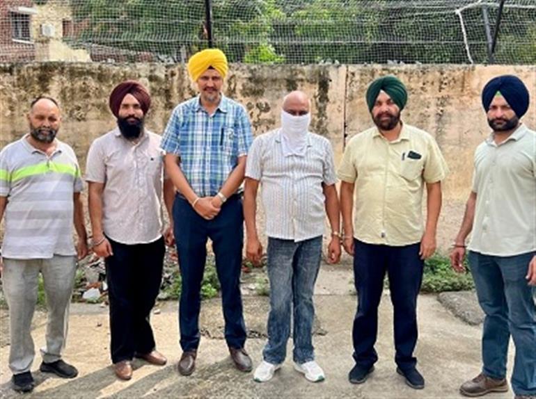 Block Officer nabbed red handed taking Rs 13,000 bribe