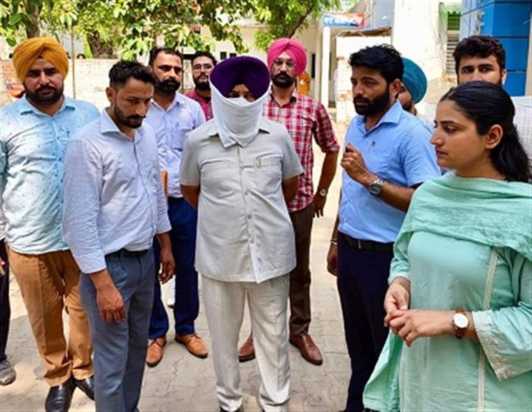 Vigilance Bureau apprehends DSP Reader red-handed accepting Rs one lakh bribe