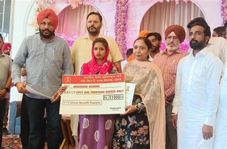 Dr. Baljit Kaur Hands Over Loan Waiver Certificates Worth 8.72CR to 505 SC Families