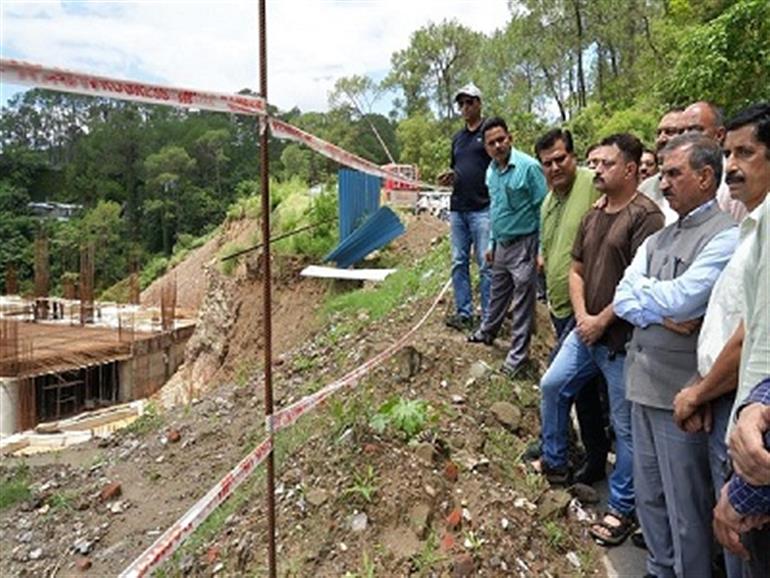 Himachal : CM inspects ongoing works of Hamirpur bus stand