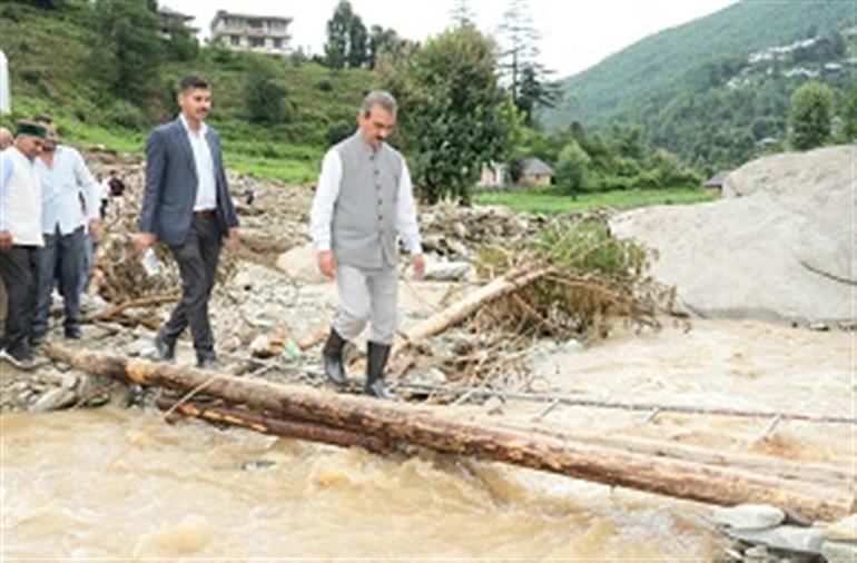CM urges BJP MPs to help in getting permission to rehabilitate disaster affected families on forest land