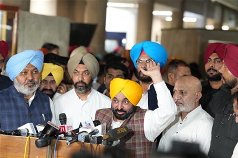 CM slams BJP for trying to muzzle voice of democracy by lodging fire