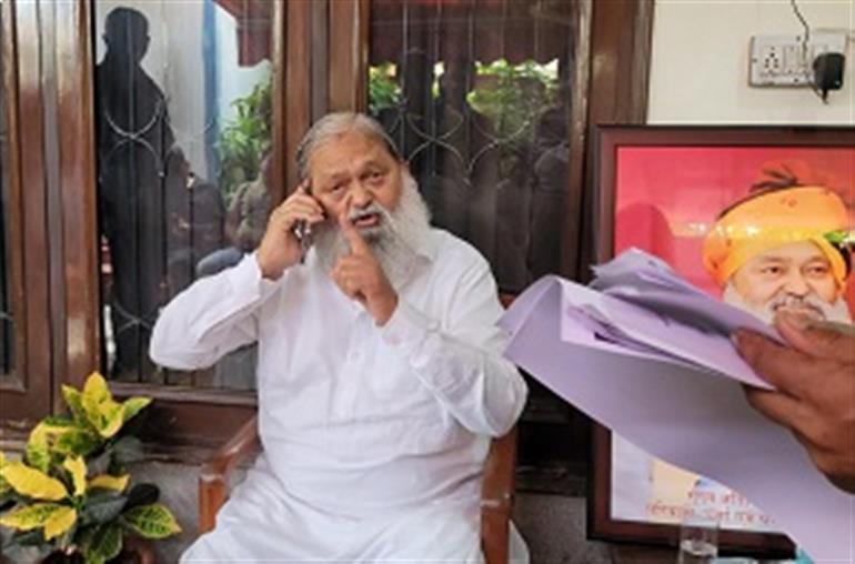 Vij sternly reprimands SE of the Discom for removing the meter