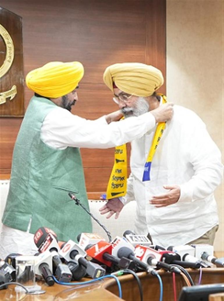 Akali Dal Suffers Major Setback: Senior Majha Leader Harmeet Sandhu Joins AAP