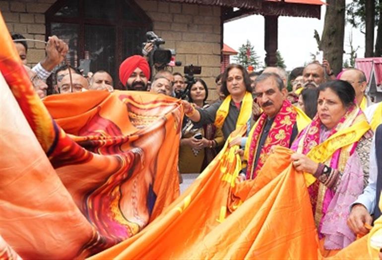 Shimla : CM participates in installation of Hanuman Dhwaja at Jakhu temple