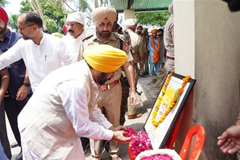 CM joins thousands of mourners to give tearful adieu to Fauja Singh