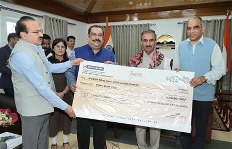  Himachal : IBCA presents Rs. 3 crore cheque to the CM to support Tsarap Chu Conservation Reserve