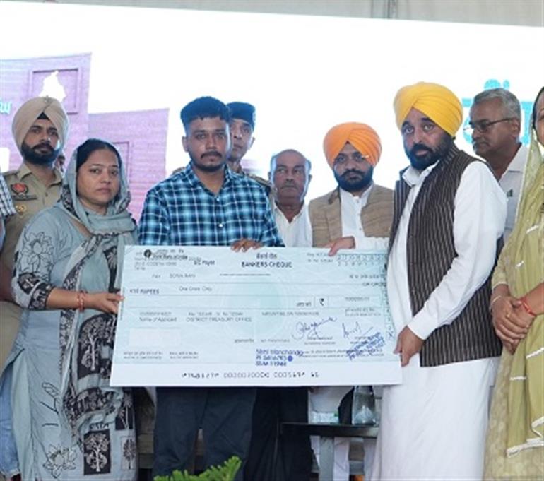 CM hands cheque worth Rs 1CR to the family members of Martyr ASI Dhanwant Singh