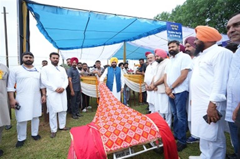 CM felicitated for Passing Law to Restart Bull Races in Punjab