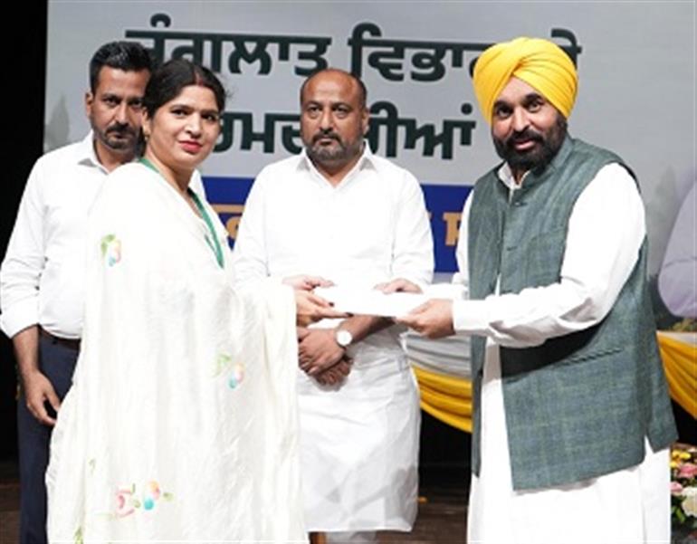 CM gives big bonanza to 942 contractual employees of forest department