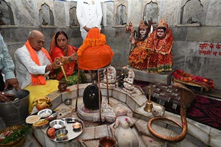 Himachal : Governor pays obeisance at historic Markandeya temple