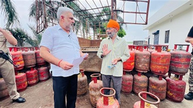 Kataruchak conducts surprise raid at gas agencies&39; godowns