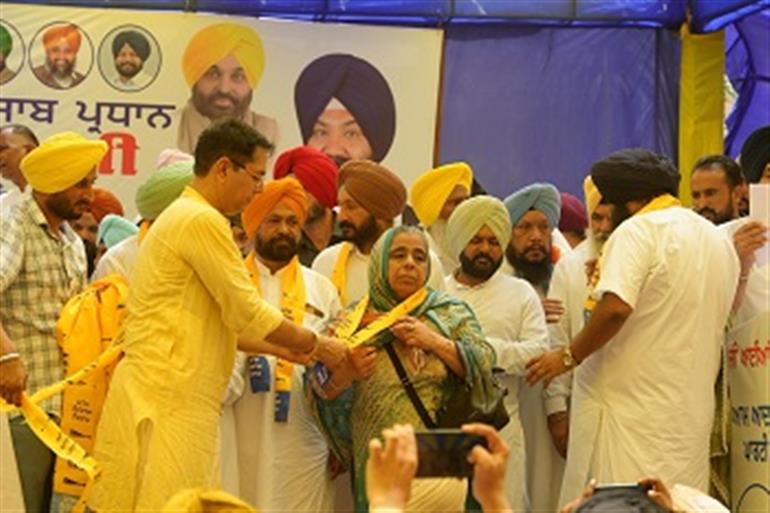 During a Massive Rally in Majitha, Dozens of Sarpanches Join AAP