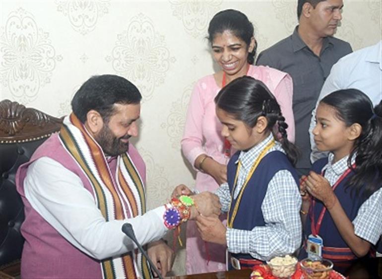 School Girls Tie Rakhi to Haryana CM Saini on Raksha Bandhan