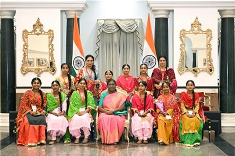 Punjab govt school students celebrates raksha bandhan with President at Rashtrapati Bhavan