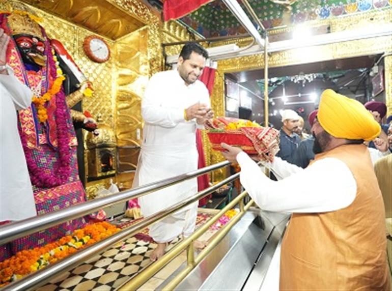 CM pays obeisance at Sri Kali Mata Mandir, Prays for peace & development of the state