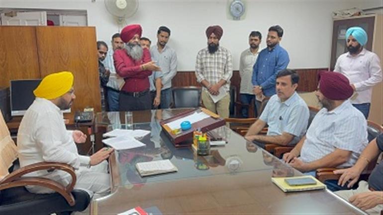 Harbhajan Singh makes surprise visit to PWD offices in Mohali