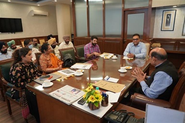 Horticulture Minister Bhagat directs officers to promote floriculture in state