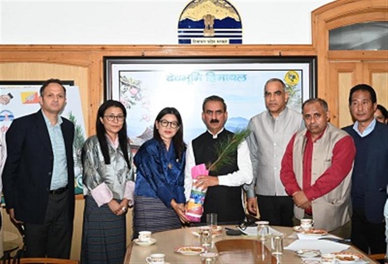 Himachal : CM hands over 5000 Chilgoza seedlings to Bhutan Govt