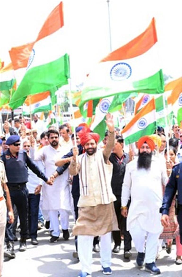 CM Saini leads Tiranga Yatra in Kurukshetra, Urges patriotic wave in every home, village and street